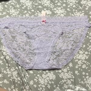 Victoria's Secret Lavender Lace Panties Sz XL NWT has pink bow detail